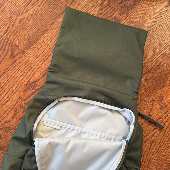 Everlane ReNew Transit Backpack - Picture 5 of 7